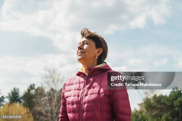 senior woman portrait outdoor. - durchatmen stock-fotos und bilder