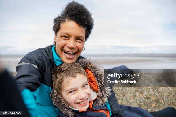 scattare un selfie - liverpool inghilterra foto e immagini stock