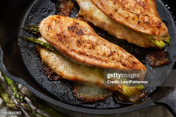 spargel und provolone gefüllte hühnerbrust - angebraten stock-fotos und bilder