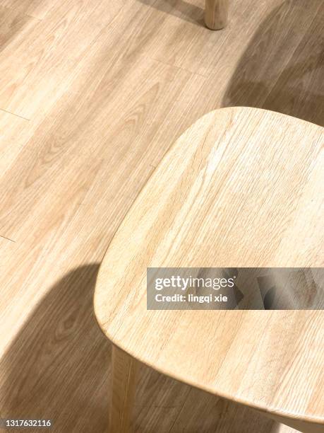 abstract pattern formed by chairs under light - oak wood material stock-fotos und bilder