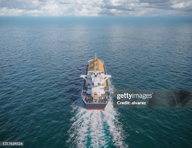 representación 3d de la navegación de un petrolero de gnl en mar abierto - barco fotografías e imágenes de stock