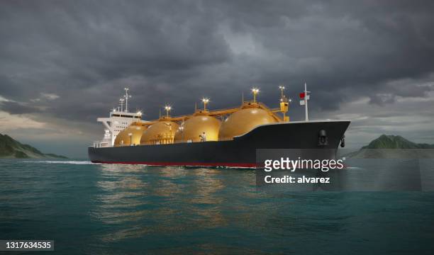 navio-tanque de gás natural liquefeito no mar - tanque de combustível tanque de armazenamento - fotografias e filmes do acervo