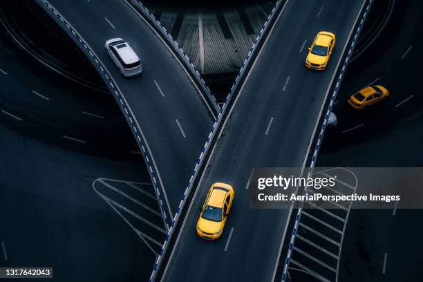 top view of road intersection and busy overpass - crossroad top view stockfoto's en -beelden