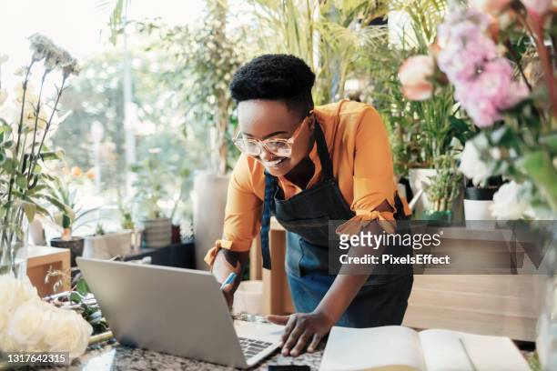 you don’t need an office to grow your success - african gift stock pictures, royalty-free photos & images