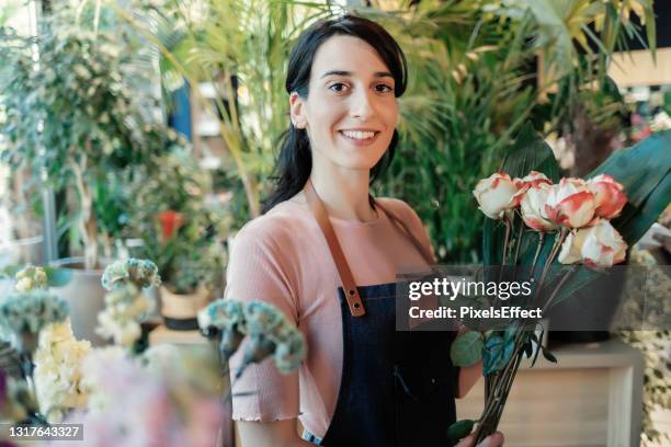 algo sobre las plantas me hace feliz - florista fotografías e imágenes de stock