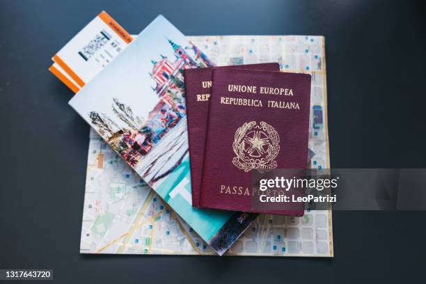 elementi essenziali di viaggio sul tavolo - passaporto foto e immagini stock
