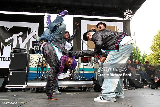 Insolite Crew members perform live on stage as they take part to the Hip Hop Dance contest during the "MTV Shake Ton Booty" Concert Session at Cour...