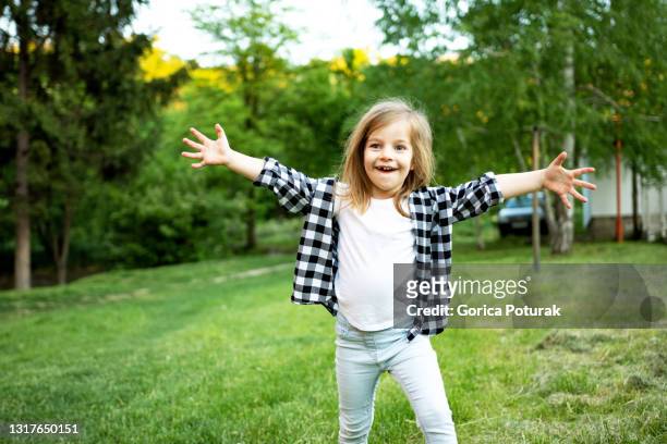 lycklig liten flicka som springer med öppna armar - arms outstretched bildbanksfoton och bilder