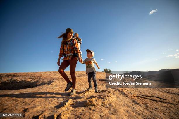 a mother and hiking with her two kids. - wandelen buitensport stockfoto's en -beelden