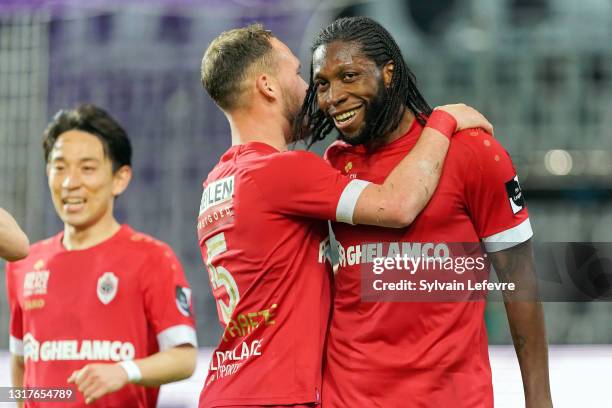 Dieumerci Mbokani of Royal Antwerp Football Club celebrates with team mates after scoring goal during RSC Anderlecht v Royal Antwerp FC - Jupiler Pro...