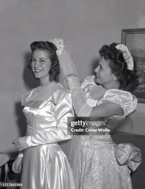 vintage bride to be. 1940's black and white - familys revenge of the bridesmaids stockfoto's en -beelden