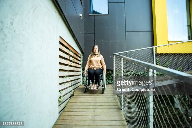 young disabled woman. - accessibilité aux personnes handicapées photos et images de collection