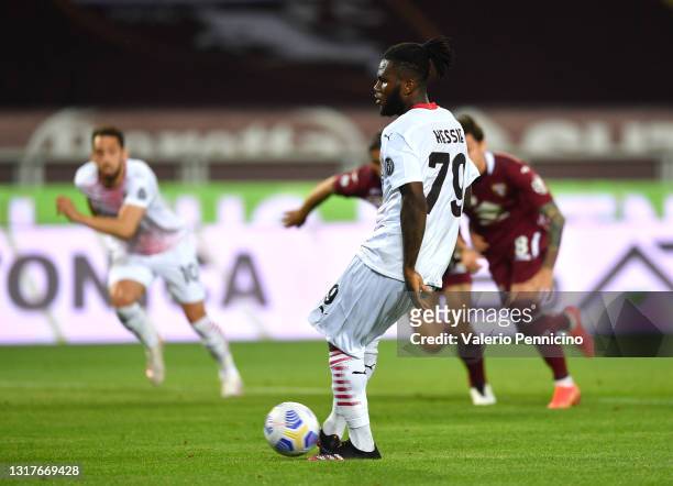 Franck Kessie of A.C. Milan scores their side's second goal from the penalty spot during the Serie A match between Torino FC and AC Milan at Stadio...