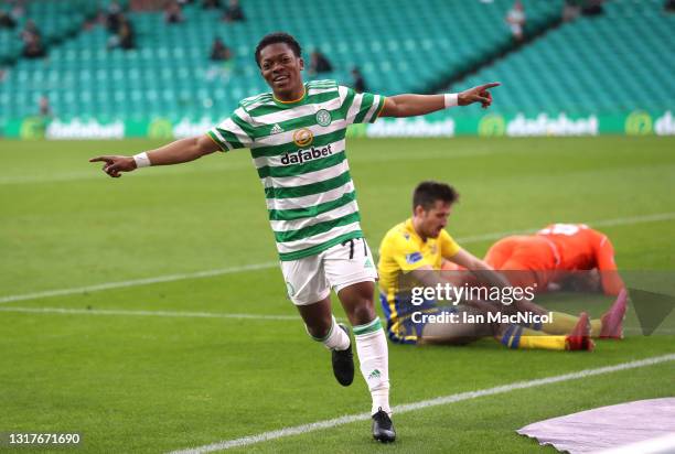 Karamoko Dembele of Celtic celebrates after scoring their side's fourth goal during the Scottish Premiership match between Celtic and St Johnstone on...