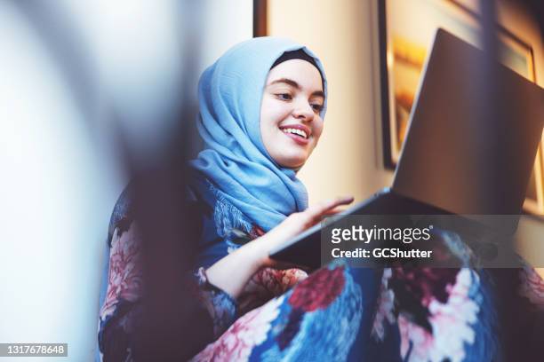 young middle eastern female working from home - middle eastern culture imagens e fotografias de stock