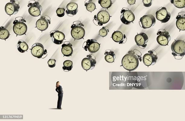 donna che guarda l'assalto degli orologi che cadono - clocks go forward foto e immagini stock