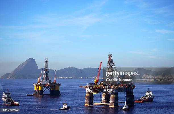 plataformas de plataformas de petróleo en rio de janeiro - plataforma para la exploración de petróleo fotografías e imágenes de stock