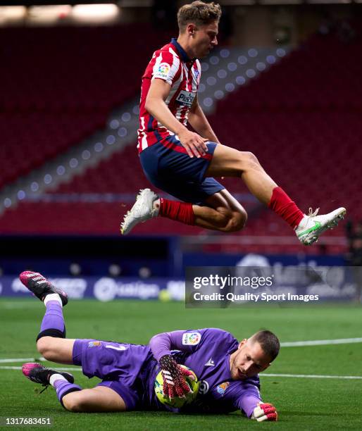 Marcos Llorente of Atletico de Madrid battles2 for the ball with Alex Remiro of Real Sociedad during the La Liga Santander match between Atletico de...