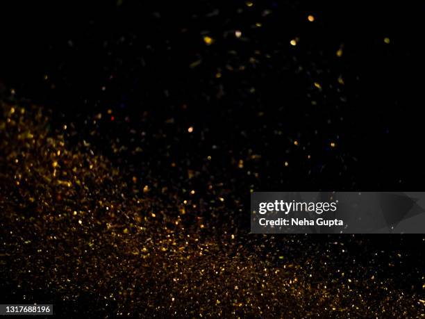 sparkling color abstract - against a black background - gold glitter stockfoto's en -beelden