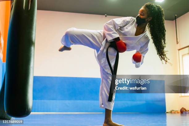 mädchentraining karate - school gymnastics stock-fotos und bilder