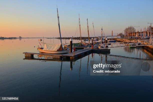 moita, portugal - barcos tradicionales del río tajo en el muelle - estuario fotografías e imágenes de stock