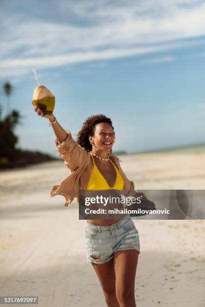 ihr eigenes stück himmel auf erden - coconut beach stock-fotos und bilder