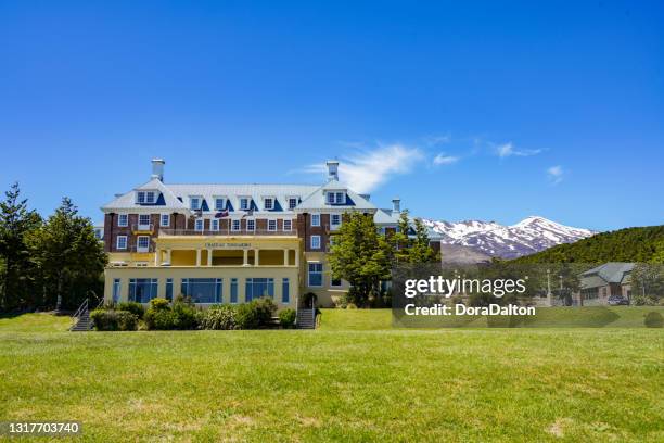 chateau tongariro en el centro de visitantes del parque nacional tongariro, monte ruapehu, manawatu-wanganui, nueva zelanda - nelson new zealand fotografías e imágenes de stock