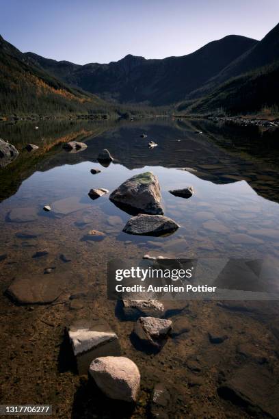parc national de la gaspésie, lac-aux-américians, rocks - parc national de la gaspésie stock pictures, royalty-free photos & images