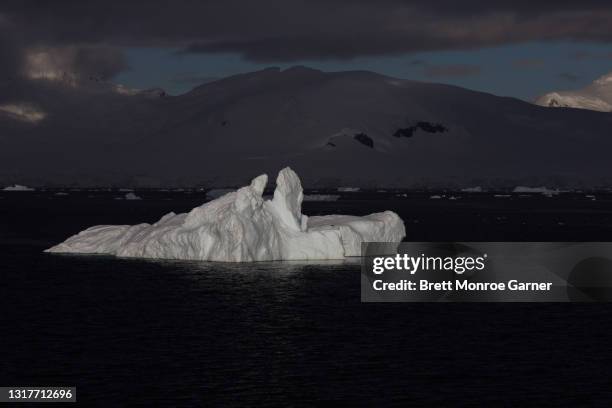 iceberg in antarctica - south pole stock pictures, royalty-free photos & images
