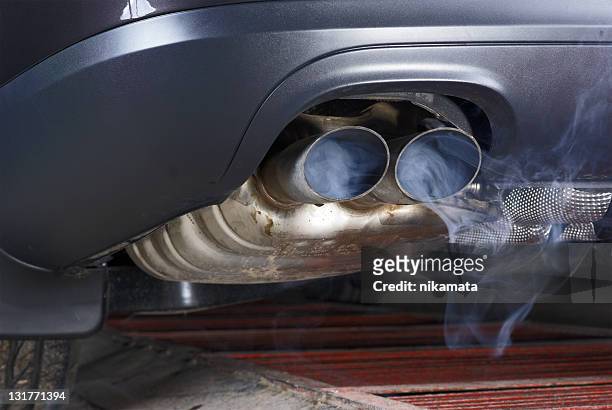 auspuff eines auto-blasen sie die umweltverschmutzung. - car emissions stock-fotos und bilder