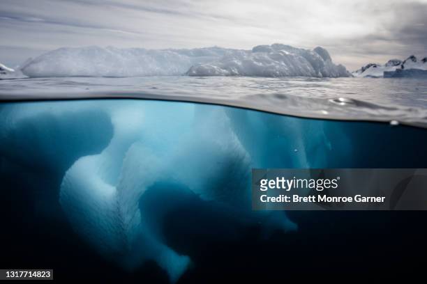 iceberg in antarctica - poolkap stockfoto's en -beelden