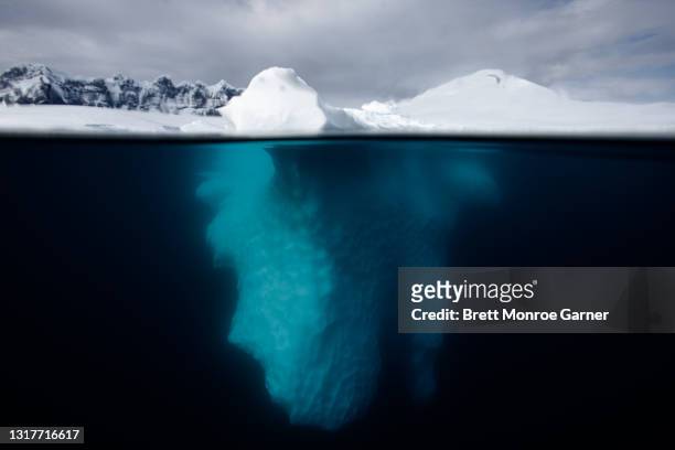 iceberg in antarctica underwater - iceberg imagens e fotografias de stock