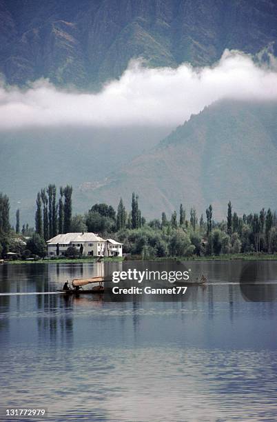 shikaras el lago dal, cachemira - lago dal fotografías e imágenes de stock