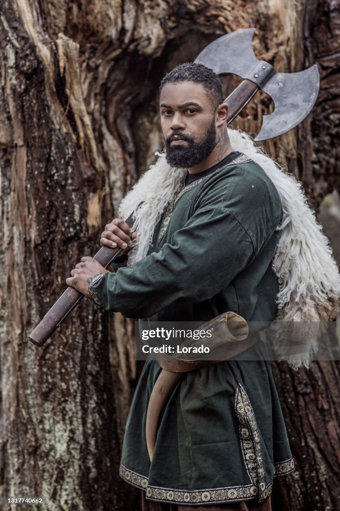 Ein afrikanischer Stammeskrieger in einem Wald
