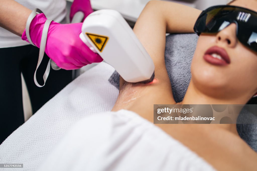 Körperpflege. Laser-Haarentfernung. Epilation Behandlung. Glatte Haut.