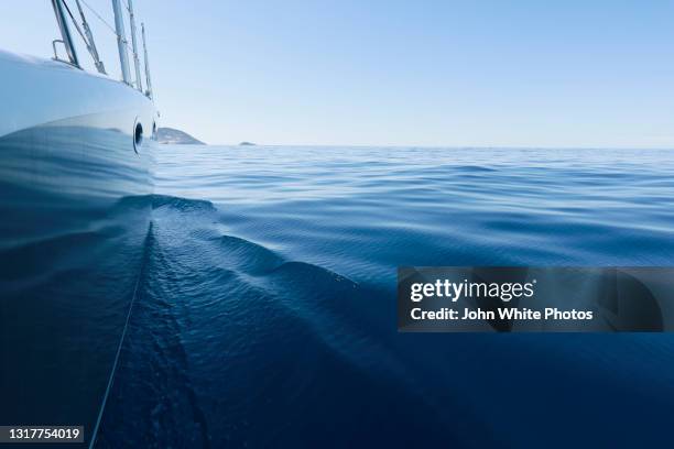 sailing a yacht on the southern ocean. south australia. - proa fotografías e imágenes de stock