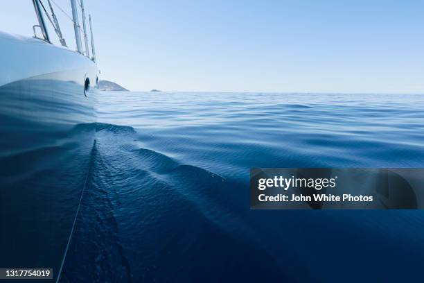 sailing a yacht on the southern ocean. south australia. - 航跡 ストックフォトと画像