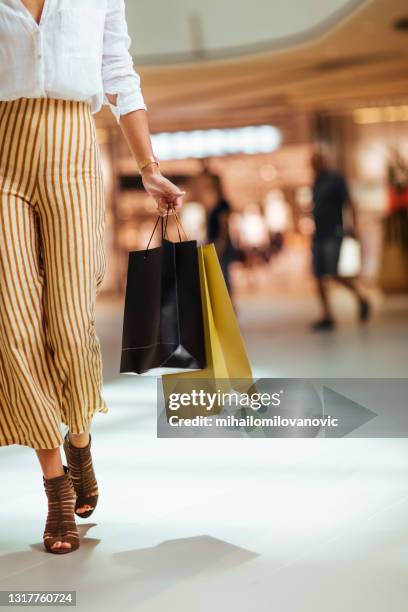 het leven is niet perfect, maar je outfits kunnen - shopping mall stockfoto's en -beelden