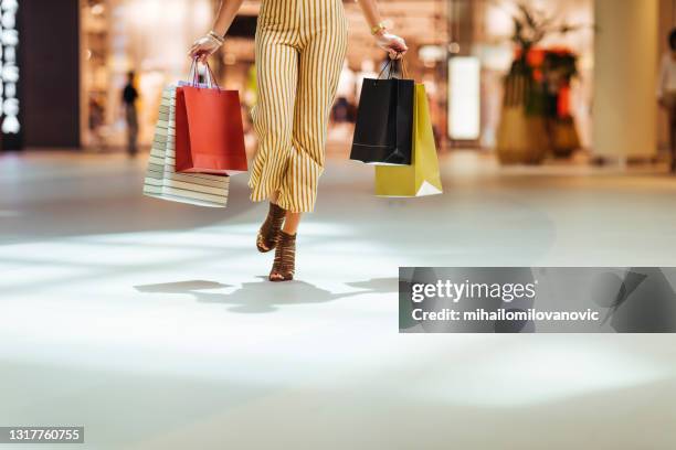 je kunt het geluk alleen zien door haar wandeling - outlet stockfoto's en -beelden