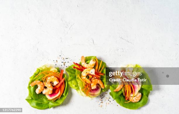 lettuce wraps with shrimp on white background - shrimp seafood stockfoto's en -beelden