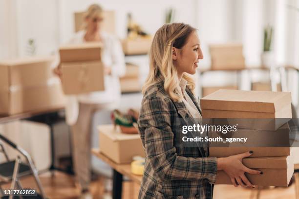 frauen, die aufträge für den versand - schuhkarton stock-fotos und bilder