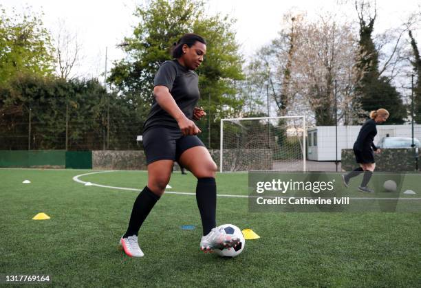 women's football team train for football game - dribbling sports stock-fotos und bilder