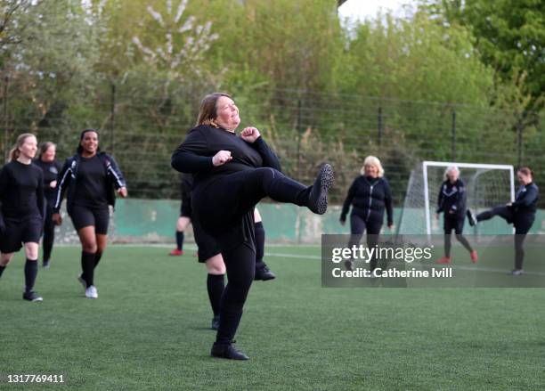 women's football team train for football game - entrenamiento deportivo fotografías e imágenes de stock