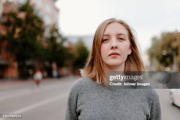 young woman in city - retrato joven fotografías e imágenes de stock