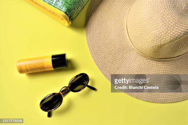 summer concept - beach bag foto e immagini stock