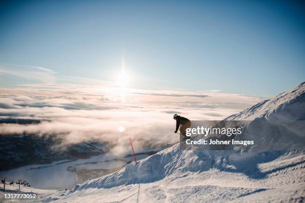 skier skiing in ski resort in winter - jamtland stockfoto's en -beelden