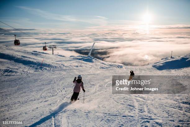 people skiing in ski resort in winter - jamtland stockfoto's en -beelden