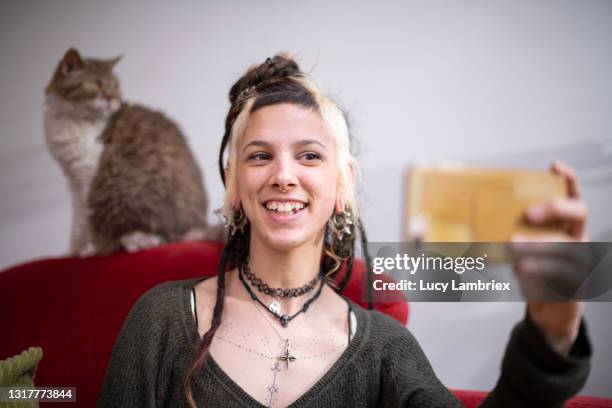 beautiful young woman taking a selfie with her cute selkirk rex cat - cat with collar stockfoto's en -beelden