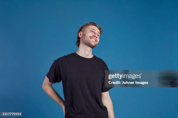 man looking away, studio shot - blank t shirt stock pictures, royalty-free photos & images