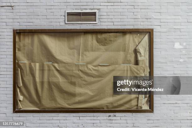 closed shop window - dichtgetimmerd stockfoto's en -beelden